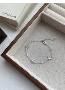 Dettaglio del bracciale iris in argento sterling S925 con finitura opaca e zirconi