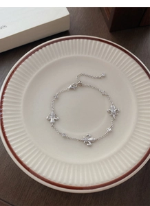 Dettaglio del bracciale iris in argento S925 con zirconi su un piatto di ceramica