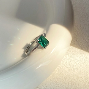 Luxurious S925 sterling silver ring with emerald cut green zircon and adjustable band