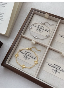 Dettaglio ravvicinato dei braccialetti iris in argento S925 oro e argento in un portagioie