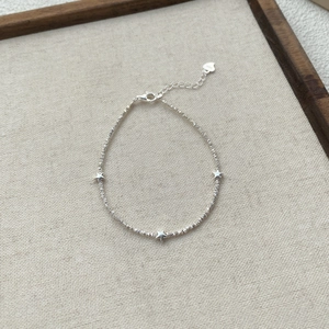 Elegant S925 sterling silver star bracelet with shimmering crushed silver chain texture