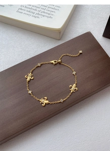 Dettaglio ravvicinato del bracciale in argento S925 dorato con ciondoli a iris