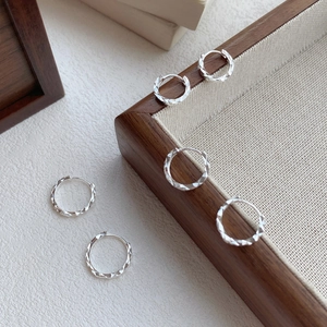 Minimalistische S999 Sterling Silber Creolen mit diamantgeschliffener Struktur