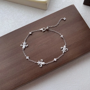 Bracciale in argento S925 con gigli satinati e ciondoli a stella per un look elegante