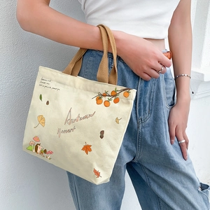 Borsa tote minimalista in tela beige con stampa autunnale e manici marroni intrecciati
