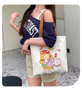 Detailansicht der weißen Segeltuchtasche mit Cartoon-Mädchen und Hasen-Print für Alltag
