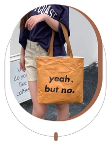 Detailaufnahme der braunen Tyvek-Tasche mit Knitteroptik und Textaufdruck