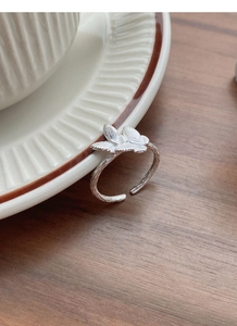 Detailansicht Silberring mit Doppel-Schmetterling, Rindenstruktur und offener Ringschiene