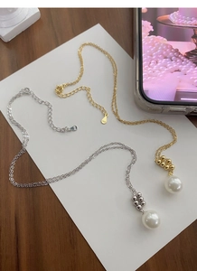 Détail du collier en argent S925 avec perle blanche en finitions dorée et argentée