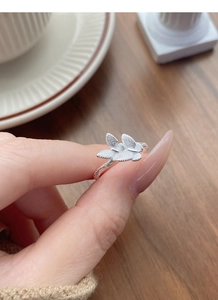 Nahaufnahme eines S925 Sterlingsilber-Schmetterlingsrings mit strukturierter Ringschiene