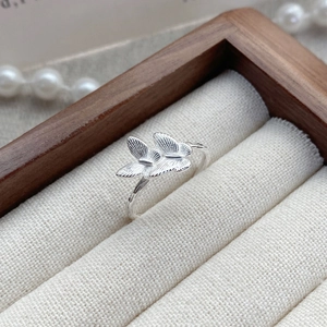 Eleganter S925 Silber Schmetterlingsring mit strukturierter Textur auf Schmuckdisplay