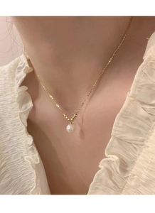 Détail du collier en argent S925 doré avec perles en V et une perle élégante suspendue