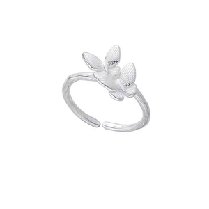 Minimalistischer S925 Silber Schmetterling Ring mit natürlicher Zweigstruktur auf weißem Grund