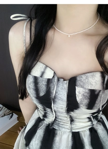 Dettaglio della collana in argento S925 con perle delicate e pendente in zirconia