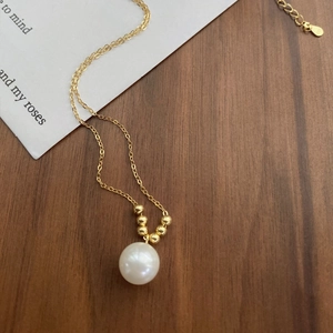 Collier élégant en argent S925 avec perle blanche et chaîne dorée pour femme