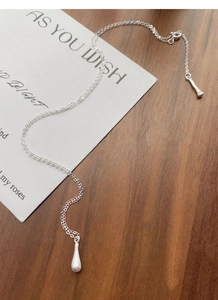 Close-up of S925 sterling silver frosted water drop pendant and double-layer chain design
