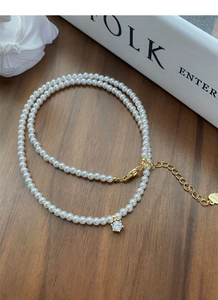 Dettaglio della collana di perle in argento S925 con ciondolo in zircone su legno