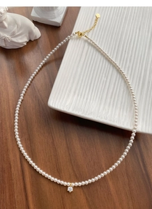 Dettaglio della collana di perle in argento S925 con chiusura dorata e pendente in zircone