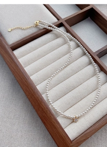 Dettaglio della chiusura in argento S925 e ciondolo a cuore su collana di perle