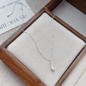 Minimalist S925 sterling silver necklace featuring a frosted water drop tassel pendant