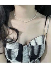 Dettaglio della collana di perle in argento S925 con pendente in cristallo lucido