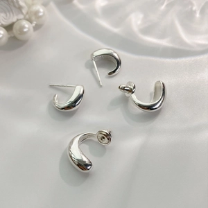 S925 sterling silver drop-shaped U-stud earrings on white silk background with pearls