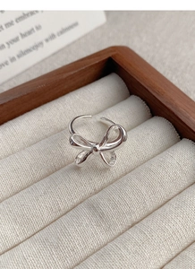 Detailed close-up of S925 sterling silver bow ring featuring an adjustable open design