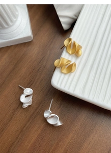 Detailed close-up of S925 sterling silver ruffled earrings in matte gold and silver finishes