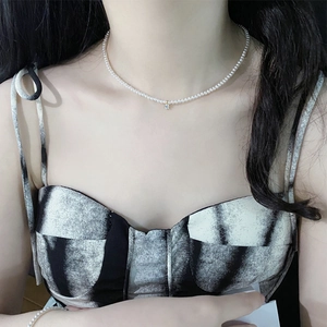 Elegante collana di perle in argento S925 con piccolo pendente dorato per donna chic