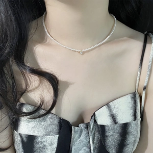 Elegante collana di perle in argento S925 con ciondolo in zircone su una modella
