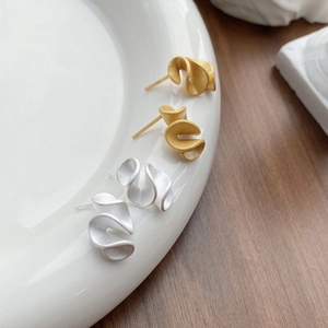 Minimalist S925 sterling silver ruffled lotus leaf stud earrings in gold and silver