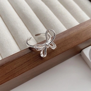 Elegant S925 sterling silver bow open ring with polished finish in jewelry box