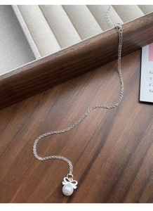 Détail du collier noeud en argent S925 avec perle, fermoir mousqueton et chaîne d'extension