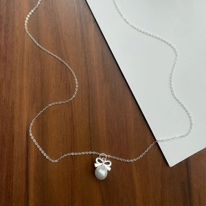 Élégant collier en argent S925 avec pendentif nœud et perle blanche ronde