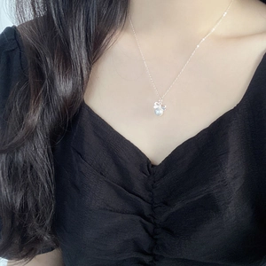 Élégant collier en argent sterling S925 avec pendentif nœud et perle blanche sur modèle