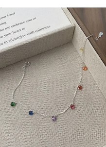 Détail de la chevillère en argent S925 avec pendentifs en zircone colorés en forme de goutte