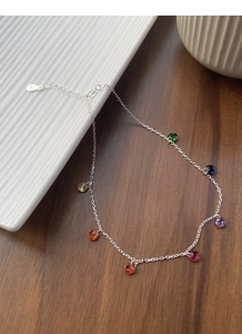 Détail d'une chevillère en argent S925 avec des charmes colorés en zircone goutte