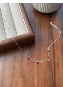 Détail de la chaîne en argent S925 avec pendentifs en zircon colorés et poinçon gravé