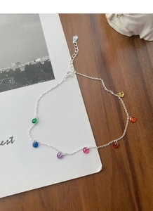 Détail du bracelet de cheville en argent S925 avec sept pierres de zircon colorées