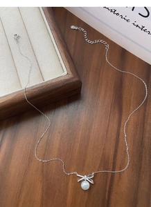 Detailansicht der S925 Sterling Silber Schleife mit Süßwasserperle und kleinen Zirkonia