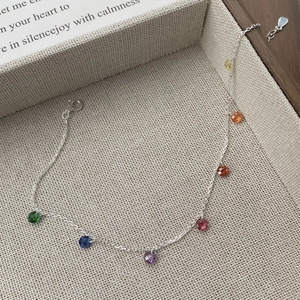 Bracelet de cheville en argent S925 élégant avec sept zircons colorés sur plateau