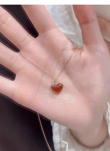 Détail du collier pendentif coeur rouge en argent S925 avec finition or rose