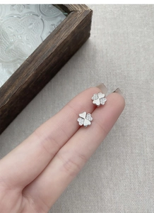 Dettaglio macro degli orecchini a quadrifoglio in argento S925 con zirconi incastonati