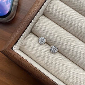 Elegant S925 sterling silver snowflake stud earrings with sparkling round cut crystals