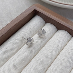 Eleganti orecchini a lobo quadrifoglio in argento S925 con cristalli e petali lucidi