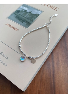 Detailansicht des S925 Silberarmband mit Herz-Mondstein und runden Metall-Anhänger