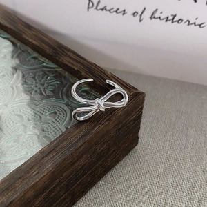Elegant S925 sterling silver bow knot open ring with a polished minimalist finish