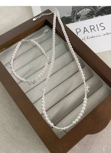 Détail de l'ensemble bijoux avec nœud en argent S925 et perles 5mm dans un coffret