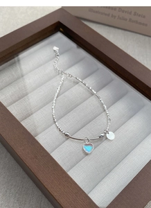 Detailansicht eines S925 Silberarmbands mit herzförmigem Opal und feinen Silber-Nuggets