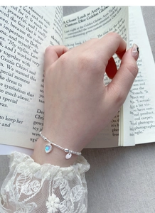 Makroaufnahme von S925 Sterlingsilber Perlenarmband mit Herz-Mondstein-Anhänger
